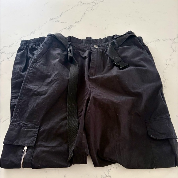 Forever 21 Pants - Forever 21 Black Cargo Pants - Women’s Medium